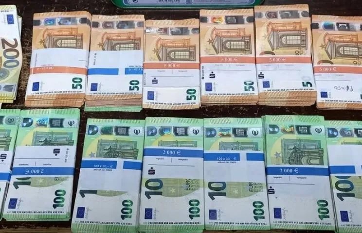 Rusi s 19 kofera uhvaćeni u bh. komšiluku, sa milion eura i opremom za špijune