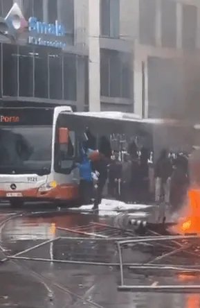Maskirane grupe napale policiju tokom protesta u centru Brisela, došlo do nereda