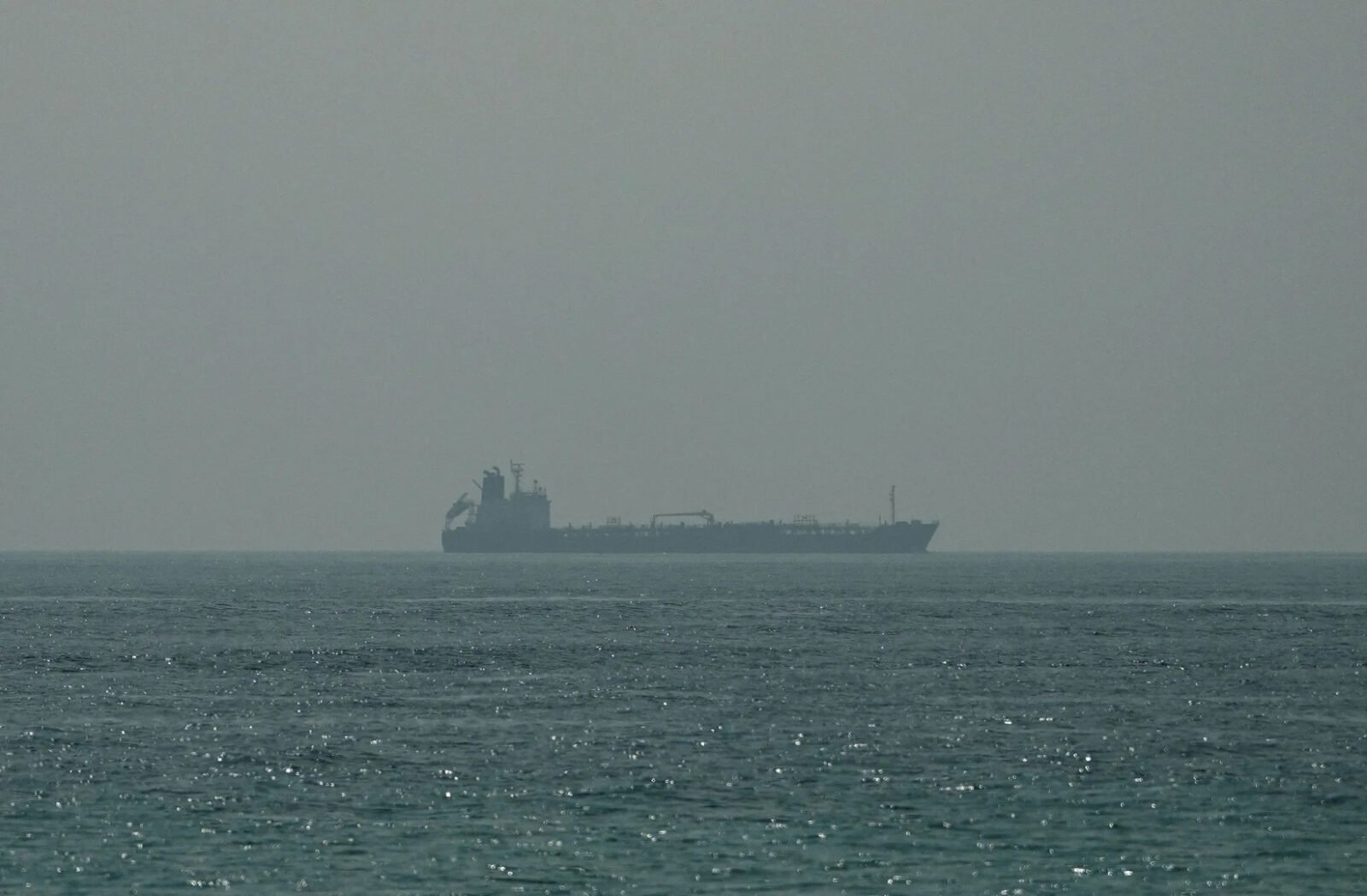 Nova eskalacija u Hormuzu: supertanker s 2.5 miliona barela nafte pogođen tokom sukoba