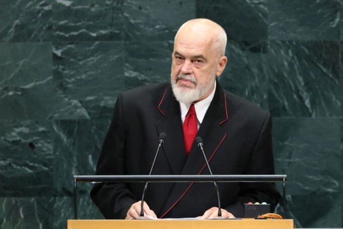 Edi Rama oglasio se prvi put tokom masovnih protesta: Neću podnijeti ostavku