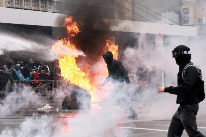 Protesti u Francuskoj nastavili su se s hiljadama ljudi na ulicama