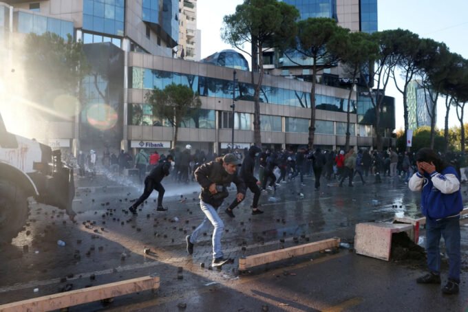 Nasilni protesti u Albaniji; Edi Rama optužuje strance i traži smirivanje situacije