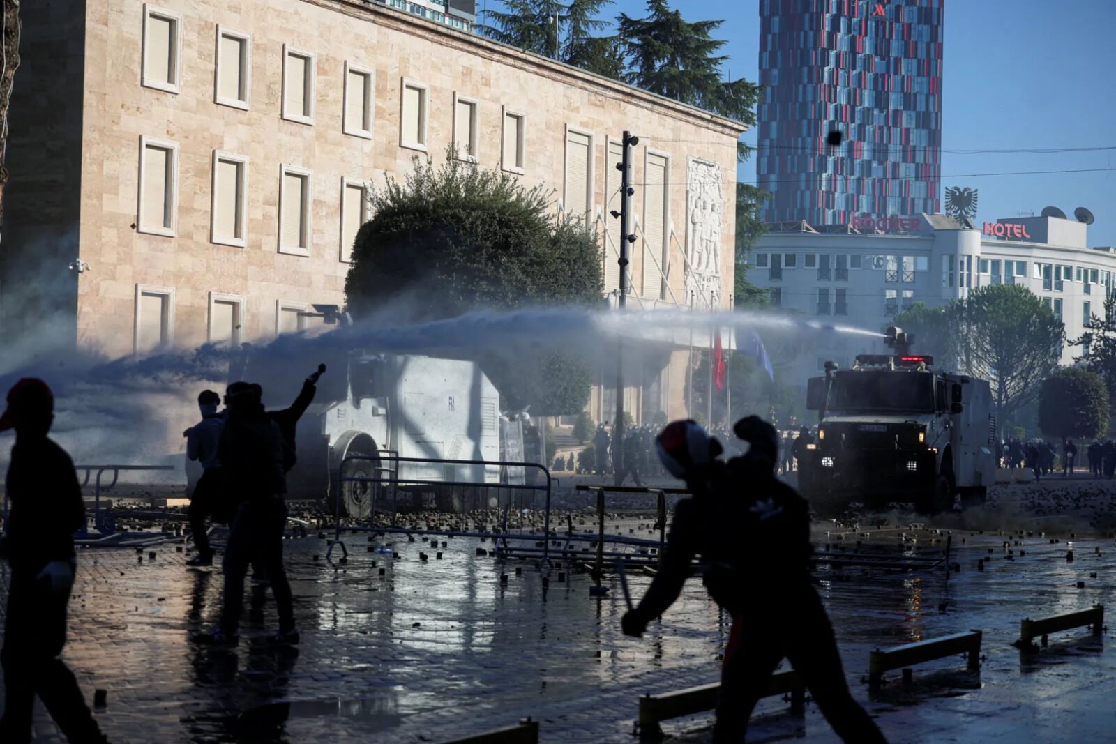 Studentski protesti u Albaniji ušli u peti dan, policija pod istragom zbog postupanja