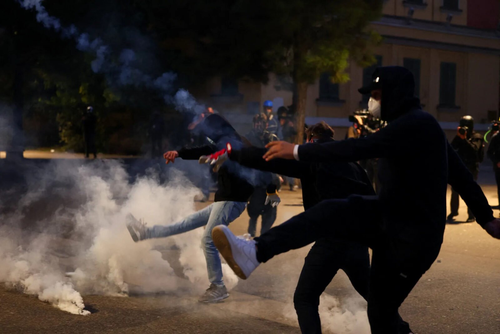 Vodeni topovi na ulicama Tirane, Rama nudi policajcima po 2.500 eura