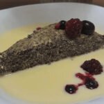 Kolač s makom, bijelom čokoladom i voćem nudi bogatstvo okusa