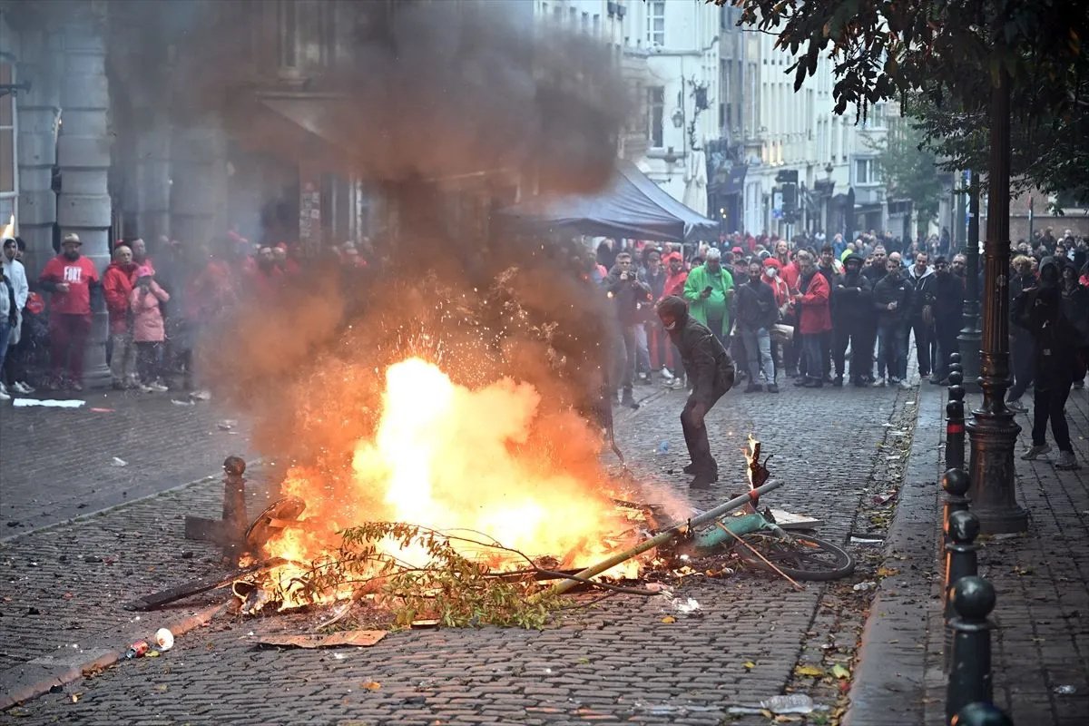 Hiljade ljudi protestuju u Briselu protiv mjera štednje i sukoba na ulicama