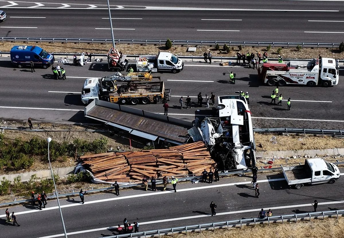 Na autoputu u Turskoj dogodila se tragedija u kojoj su poginule 11 osoba u sudaru autobusa i kamiona