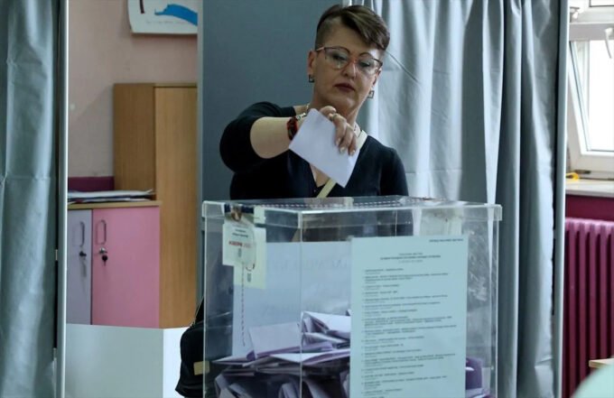 Mladi, penzioneri i porodice čekaju u dugim redovima na biralištima u Nišu