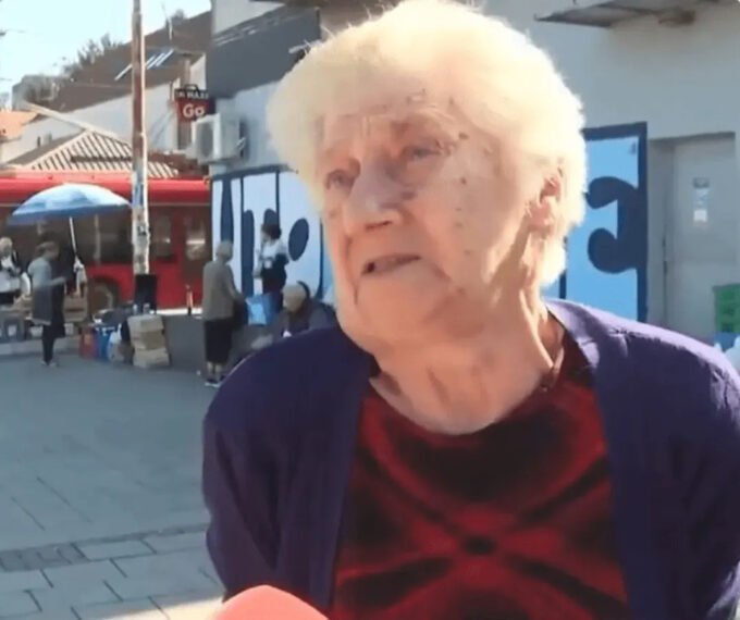 Baka zaplakala zbog ostavke Vučića, smatra ga majkom, bratom i sestrom