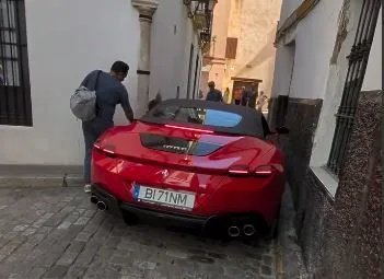 Kupio Ferrari za skoro 300.000 eura, ali se suočio s uskom ulicom u Sevilli