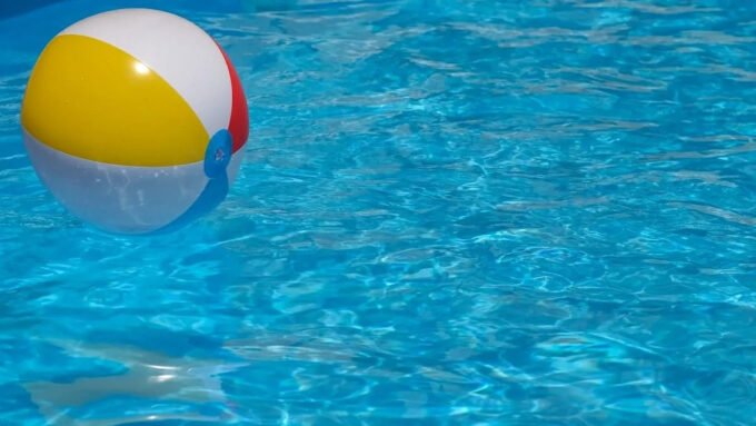 Maloljetnica spasena nakon što je filter povukao njenu kosu u bazenu u komšiluku
