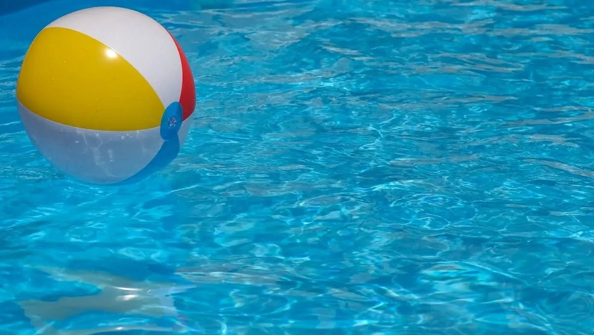 Maloljetnica spasena nakon što je filter povukao njenu kosu u bazenu u komšiluku