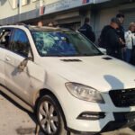 Građani razbili prozore bijelog džipa ispred SNS