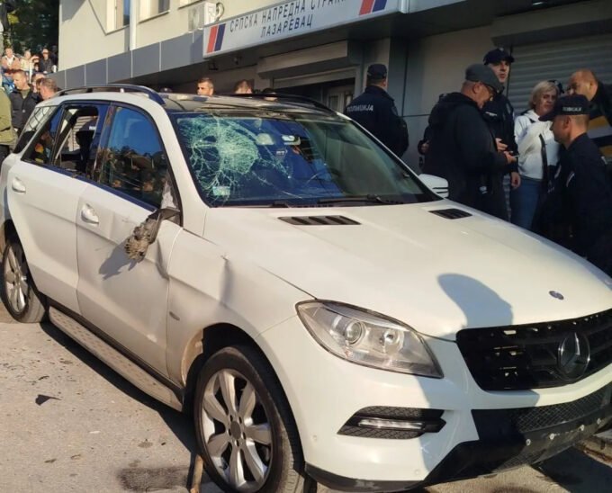 Građani razbili prozore bijelog džipa ispred SNS