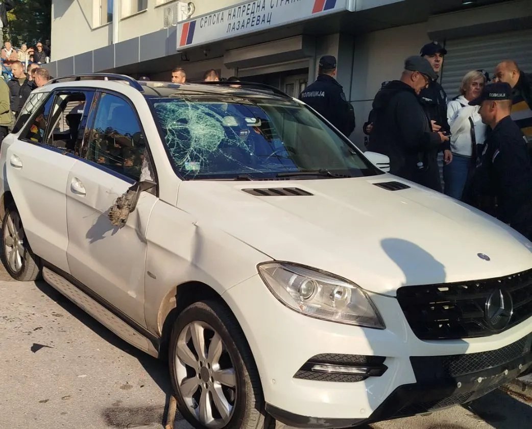 Građani razbili prozore bijelog džipa ispred SNS