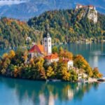 Ovo jezero nudi savršeni bijeg za novembar s čarobnom jeseni