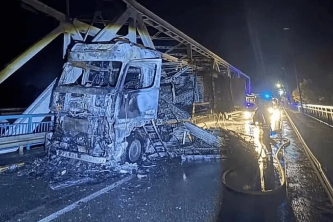 Kamion uklonjen s mosta, saobraćaj na Rači ponovno uspostavljen