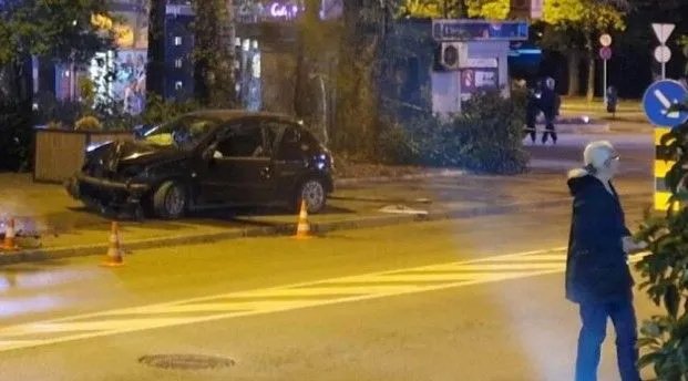 Teška saobraćajna nesreća u Zenici, vozač izgubio kontrolu i udario u stub