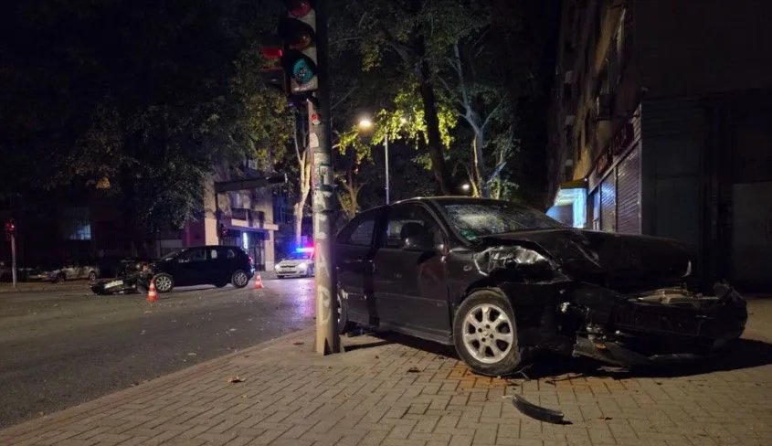 Teška saobraćajna nesreća u Mostaru, Opel završio na trotoaru od siline udara
