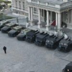 Žandarmerija se okuplja ispred zgrade Skupštine Srbije, s prisutnim oklopnim vozilima
