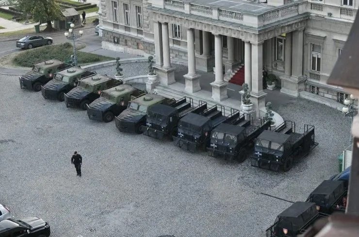 Žandarmerija se okuplja ispred zgrade Skupštine Srbije, s prisutnim oklopnim vozilima