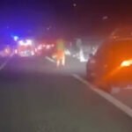 Teška saobraćajna nesreća na autoputu: automobil udario u kamion i zapalio se