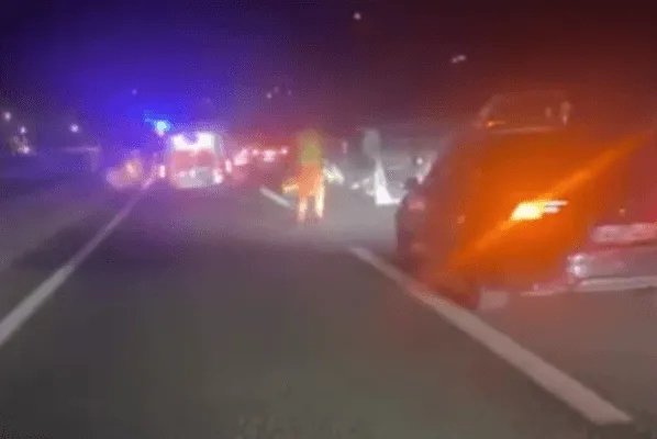 Teška saobraćajna nesreća na autoputu: automobil udario u kamion i zapalio se