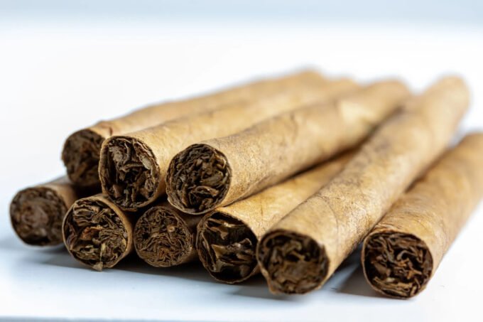 Jedan radnik u procesu proizvodnje kubanskih cigara ima neobičan posao