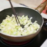 Dinstanje luka kao kod Ramsaya uz dodatak koji mijenja teksturu, okus i miris