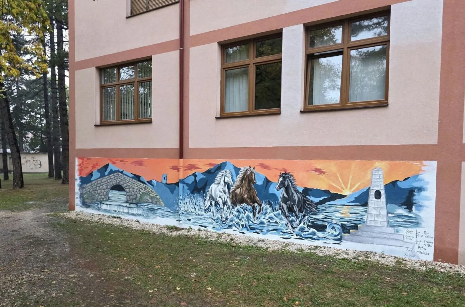 Srednjoškolci naslikali divlje konje na muralu u Livnu i uljepšali grad
