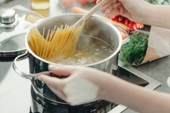 Kuhari objašnjavaju zašto je kuhanje tjestenine bez poklopca česta greška