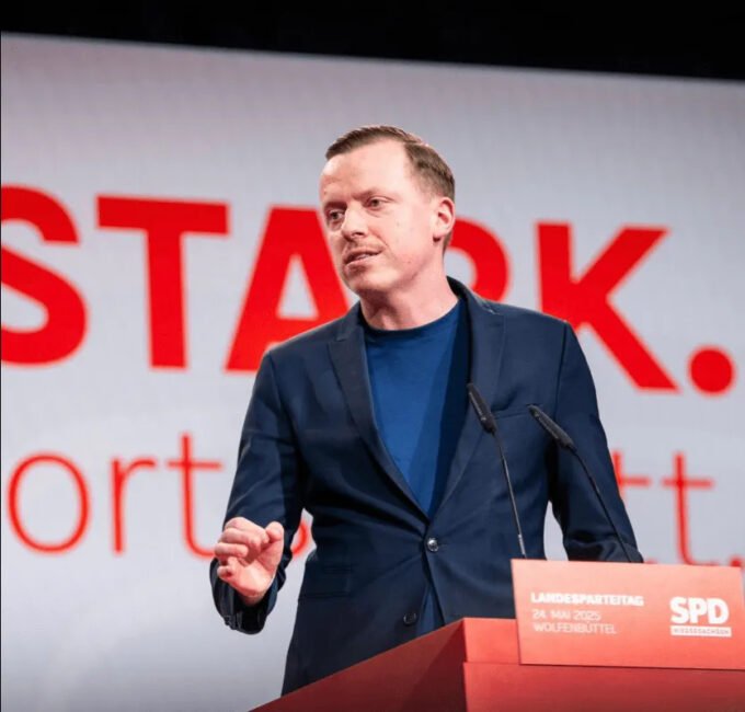 Pokrenuta istraga protiv Adisa Ahmetovića zbog sumnje u namještanje poslova