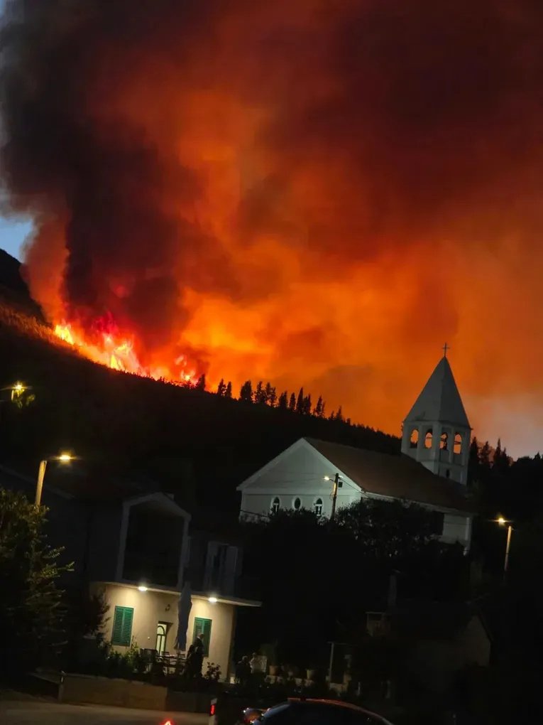 Veći šumski požar se širi kod Metkovića, vatrogasci štite kuće