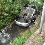 Automobil udario u betonski stub i završio prevrnut u kanalu