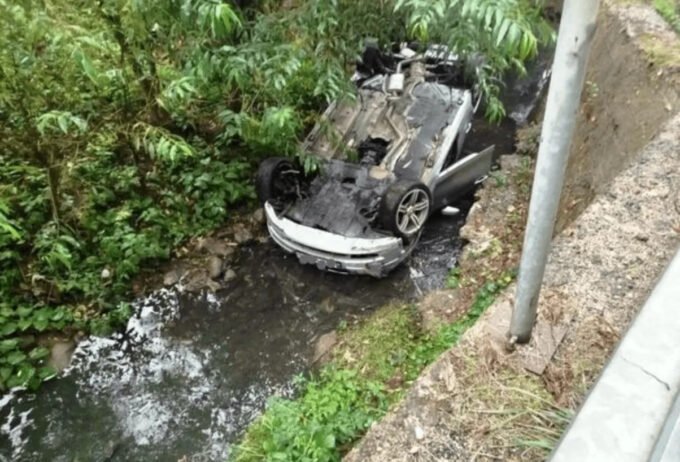 Automobil udario u betonski stub i završio prevrnut u kanalu