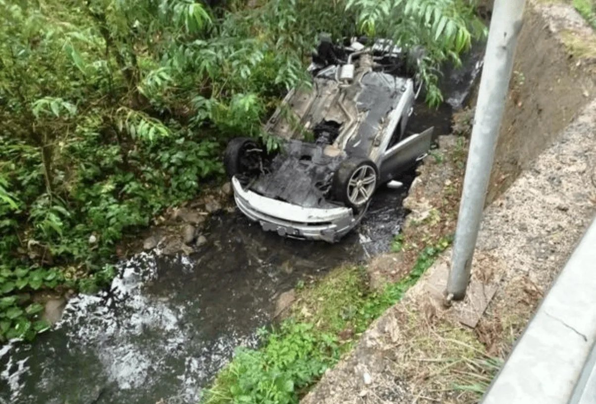 Automobil udario u betonski stub i završio prevrnut u kanalu
