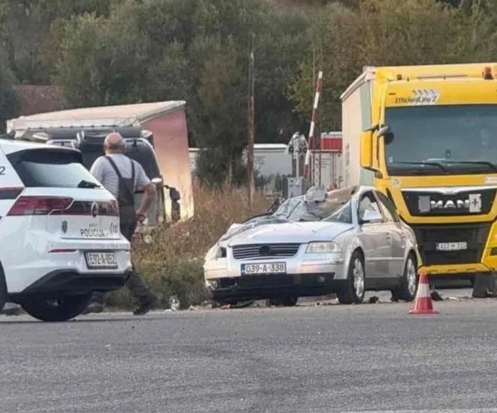 MUP KS istražuje tešku nesreću u Sarajevu, Opel prevrnut na krov Passata