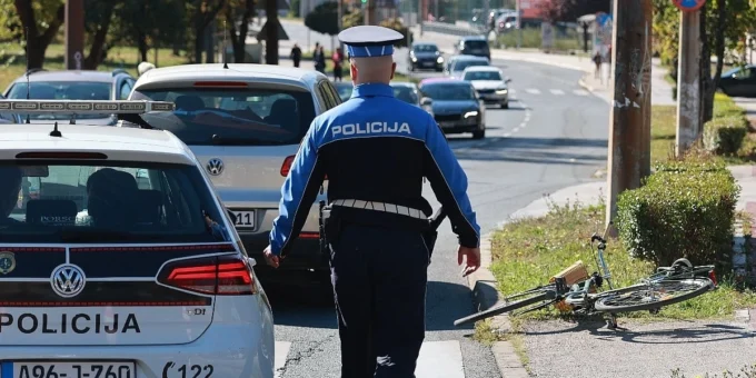 U sudaru bicikla i automobila na Dobrinji jedna osoba zadobila povrede