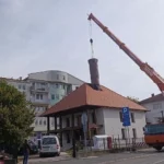 U Brčkom počelo postavljanje minareta Hadži Pašine džamije koja je uništena u požaru 2024. godine