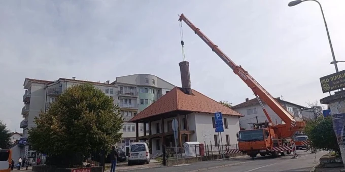 U Brčkom počelo postavljanje minareta Hadži Pašine džamije koja je uništena u požaru 2024. godine