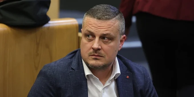 Vojin Mijatović ne može obavljati dužnosti ministra, ali nastavlja primati platu