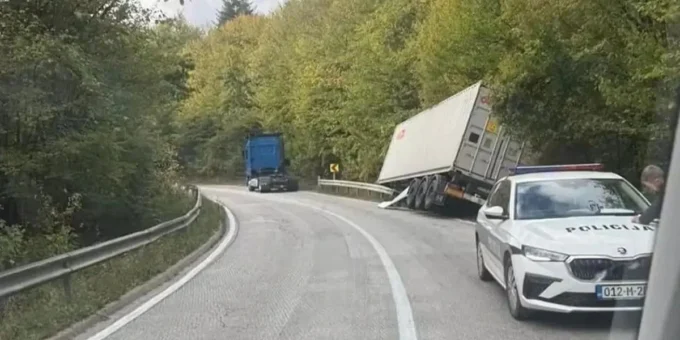 Saobraćajna nesreća na putu Kladanj