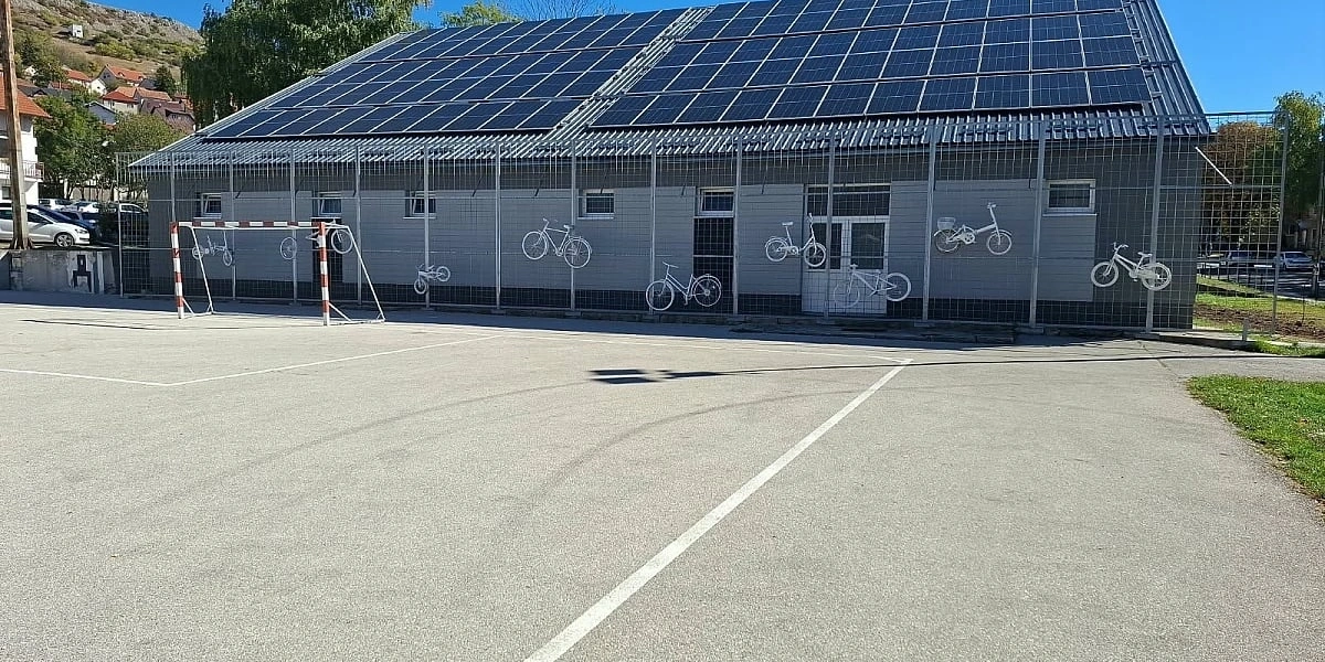 Škola u Livnu proizvodi vlastitu struju koristeći solarne panele i baterije za skladištenje energije