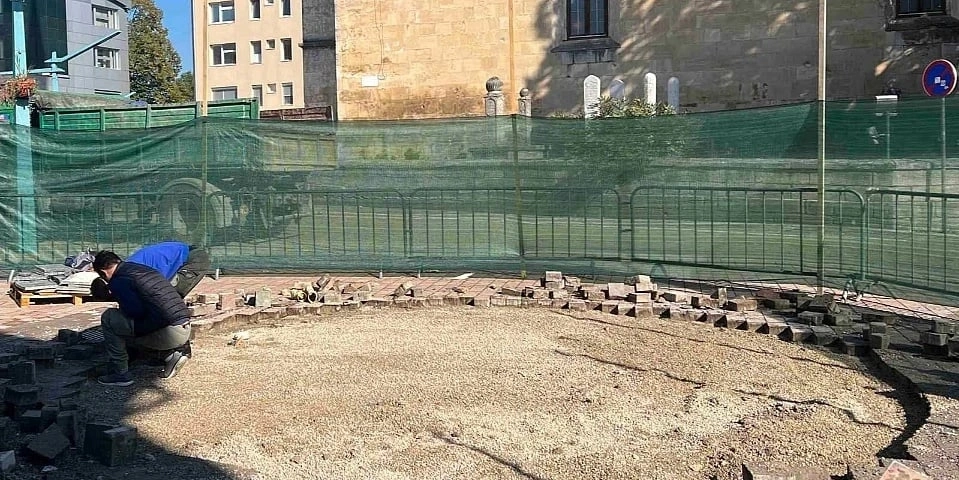 U Bihaću je uklonjena devastirana fontana sa Trga Džemaludina Čauševića