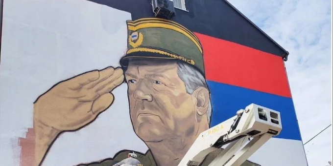 Mural zločinca Mladića osvanula na zgradi u Bijeljini kod Gradskog parka