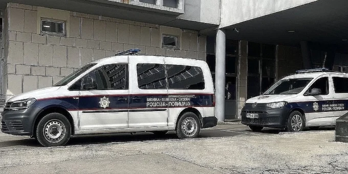 Tuzlak optužen za pokušaj ubistva komšinice nakon što ju je napao nožem dok je bila na tlu