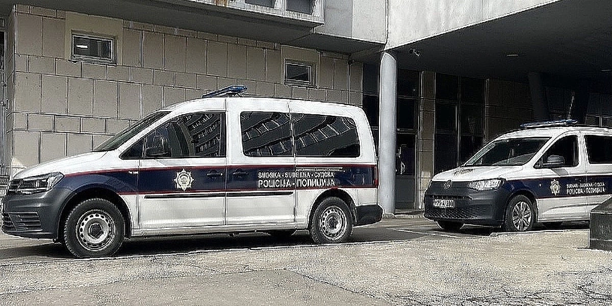 Tuzlak optužen za pokušaj ubistva komšinice nakon što ju je napao nožem dok je bila na tlu