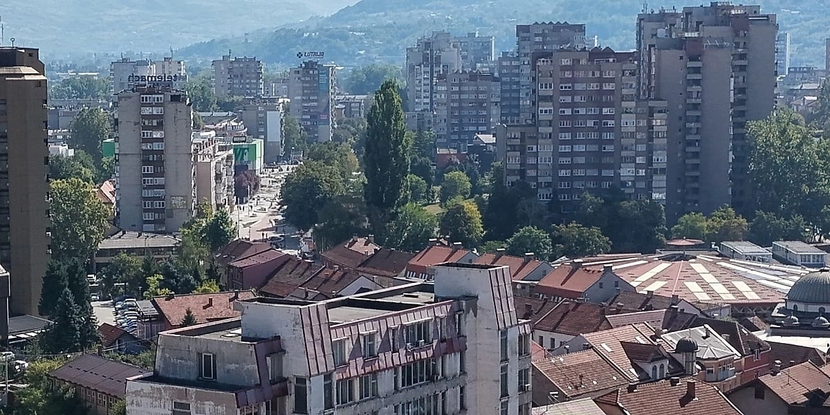 Stigla dojava o bombi na Gradskoj tržnici u Zenici, evakuirani građani i blokirane ulice