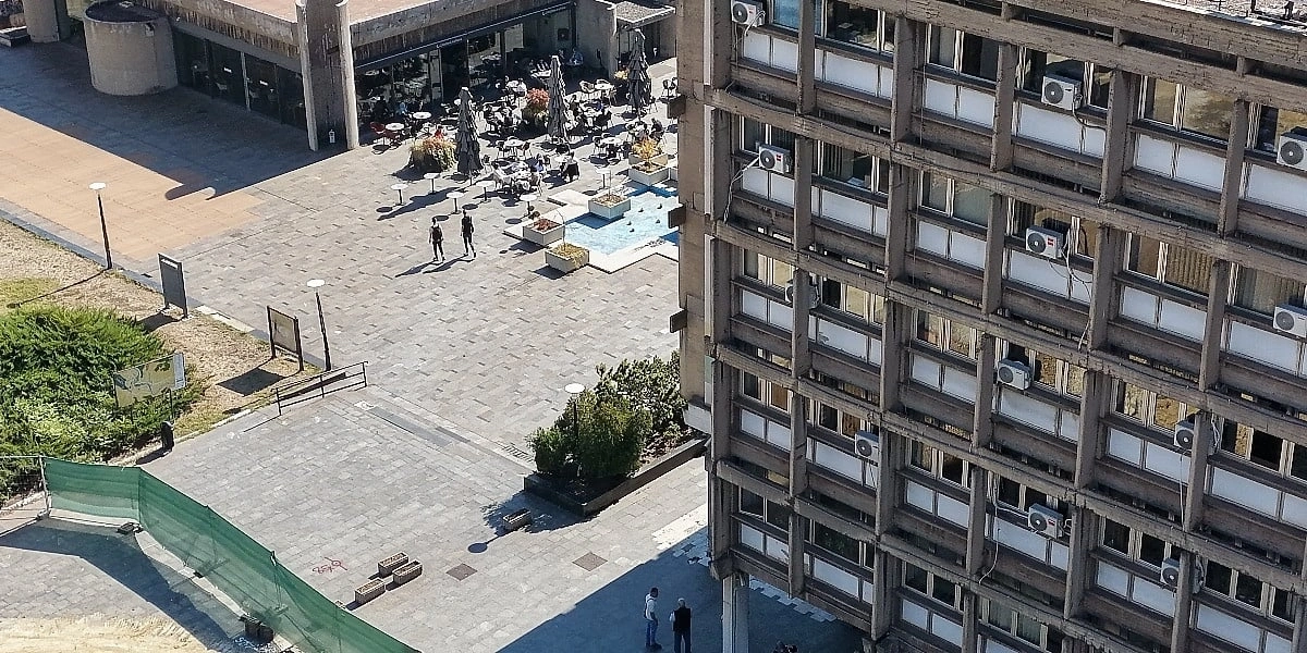 Zeničani se okupljaju na protest ispred Gradske uprave tokom hitne sjednice o grijanju