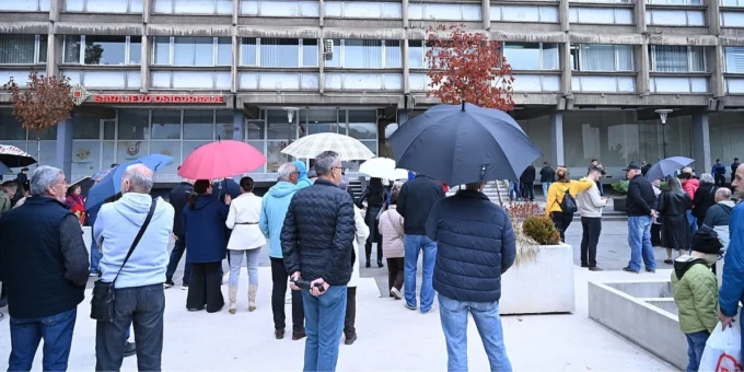 Zeničani protestovali ispred Gradske uprave zbog poskupljenja grijanja i poručili vijećnicima da se ne igraju s njima